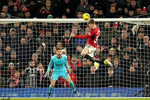 华体会app官方网站-林良锋：眼光不准还固执，滕哈赫用人策略糟糕透顶