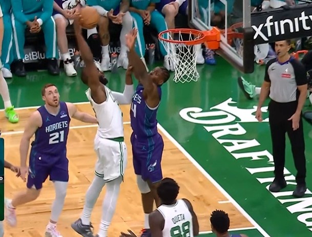 华体会官方网站入口-终于泄泄愤！杰伦·布朗突破蓄力起飞 单臂暴力隔扣迪亚巴特！