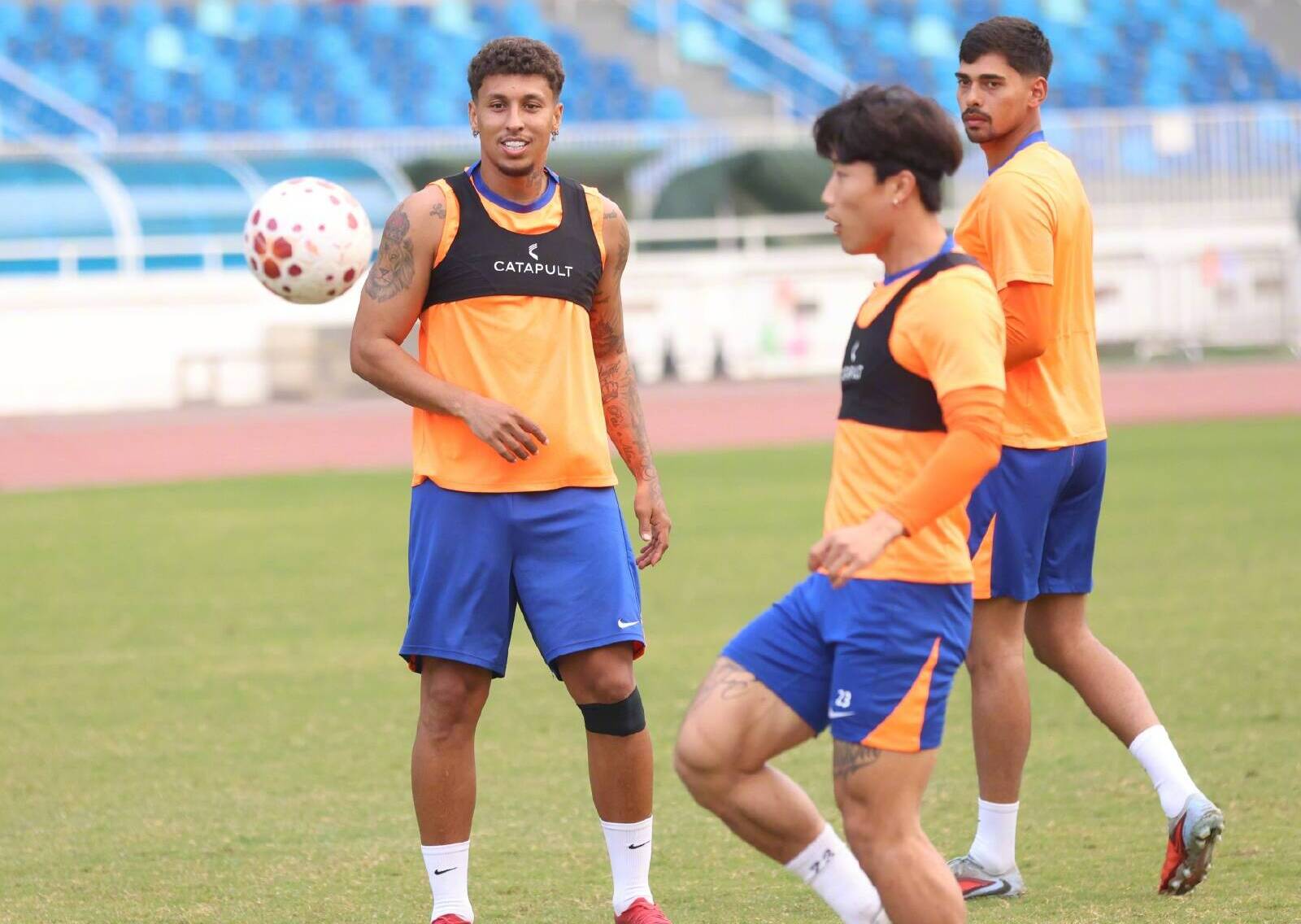 华体会体育最新登录地址-泰山队赛季球衣号码有变化 彭啸改穿3号 谢文能变7号